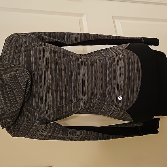 259. Lululemon Daily Practice Jacket - Picture 4 of 12